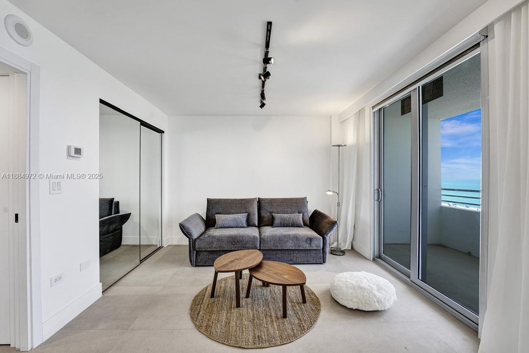 Active With Contract: $4,900 (2 beds, 2 baths, 1048 Square Feet)