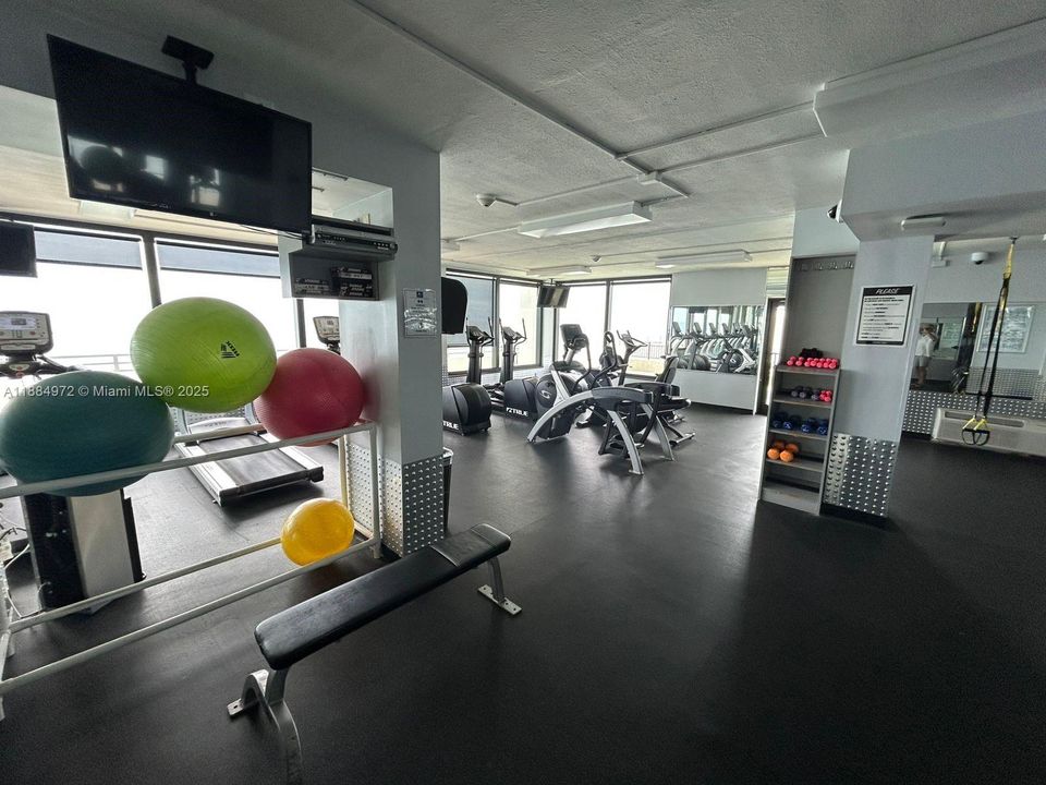 Active With Contract: $4,900 (2 beds, 2 baths, 1048 Square Feet)