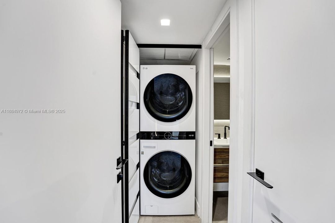 Active With Contract: $4,900 (2 beds, 2 baths, 1048 Square Feet)