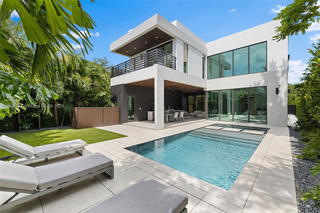 Recently Sold: $3,899,000 (6 beds, 7 baths, 4287 Square Feet)