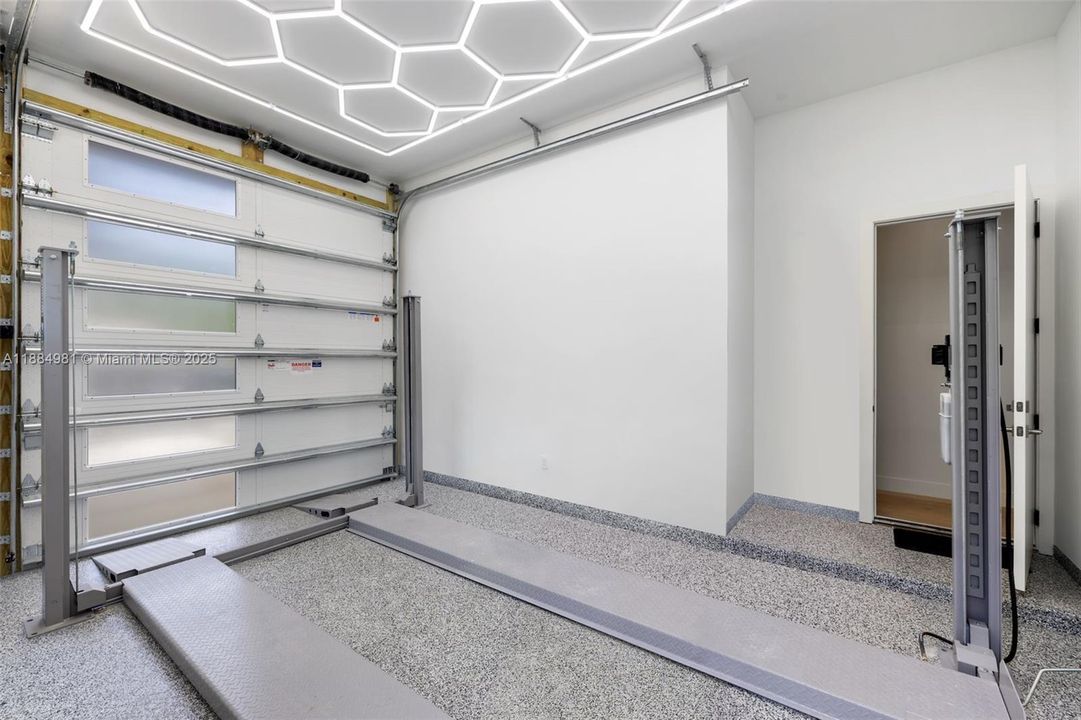 Recently Sold: $3,899,000 (6 beds, 7 baths, 4287 Square Feet)