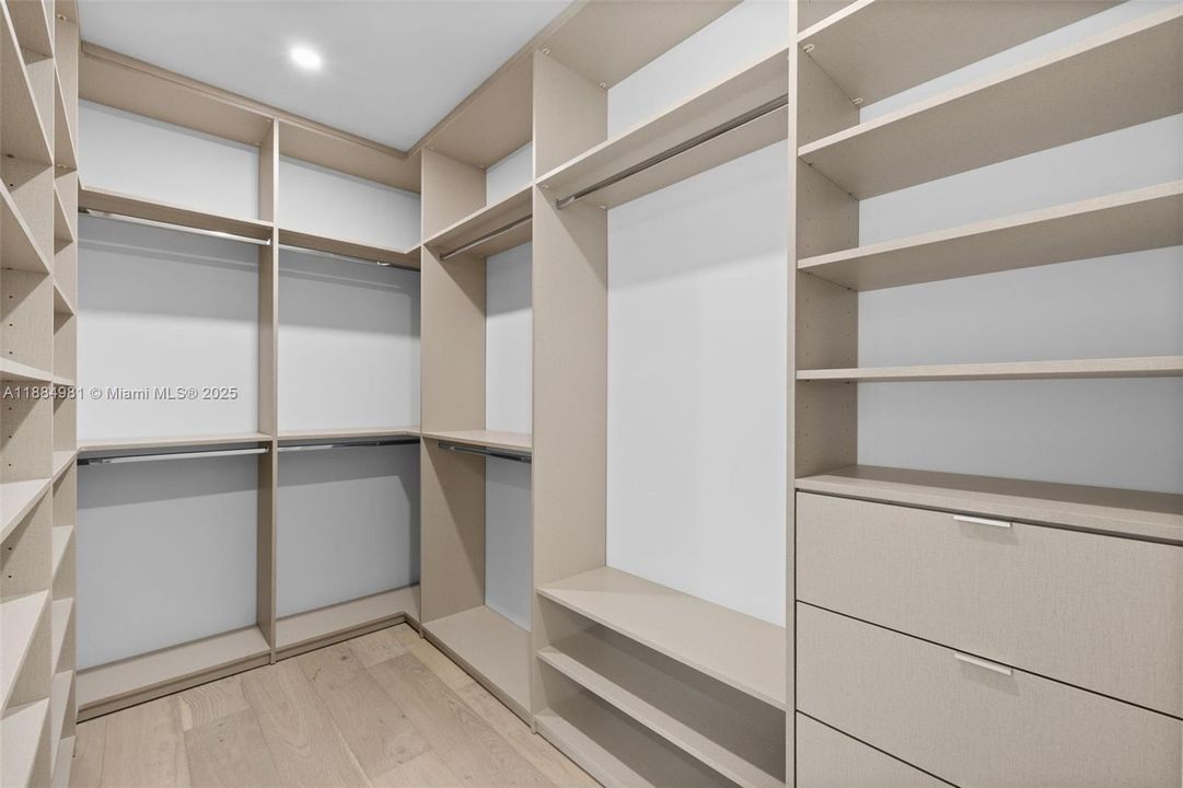 Recently Sold: $3,899,000 (6 beds, 7 baths, 4287 Square Feet)