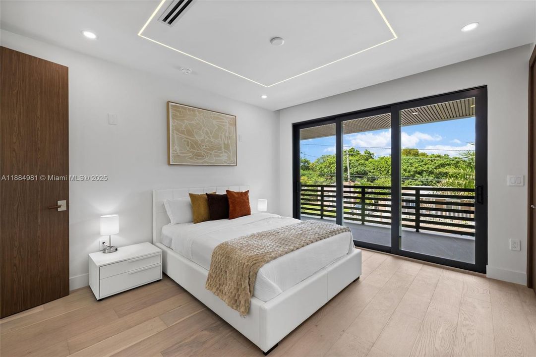 Recently Sold: $3,899,000 (6 beds, 7 baths, 4287 Square Feet)