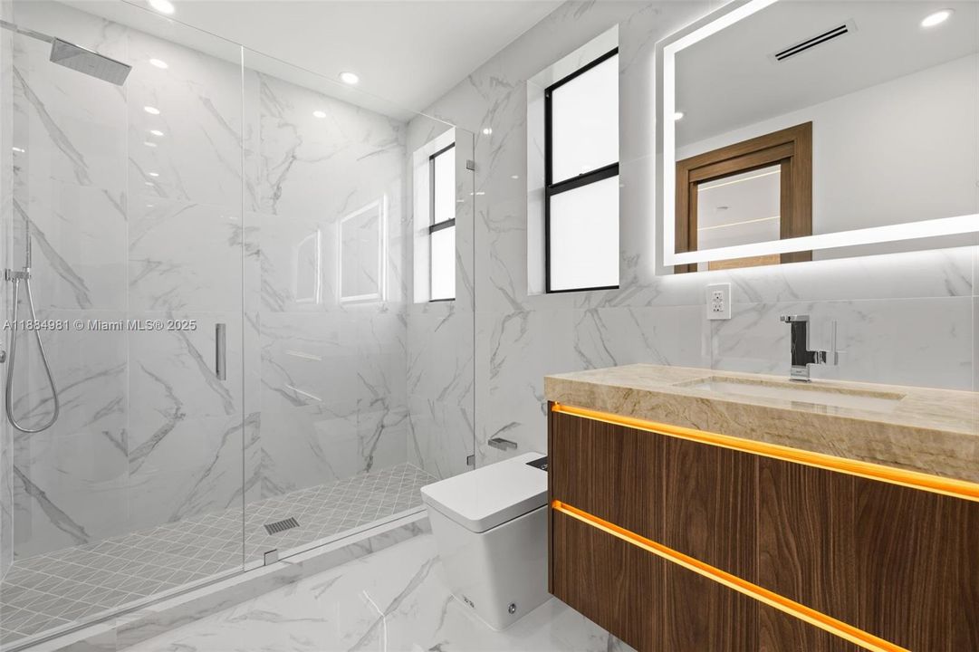 Recently Sold: $3,899,000 (6 beds, 7 baths, 4287 Square Feet)