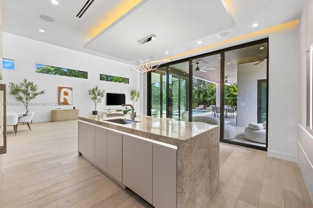 Recently Sold: $3,899,000 (6 beds, 7 baths, 4287 Square Feet)