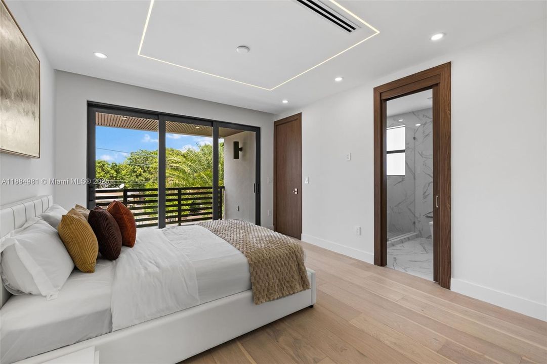 Recently Sold: $3,899,000 (6 beds, 7 baths, 4287 Square Feet)