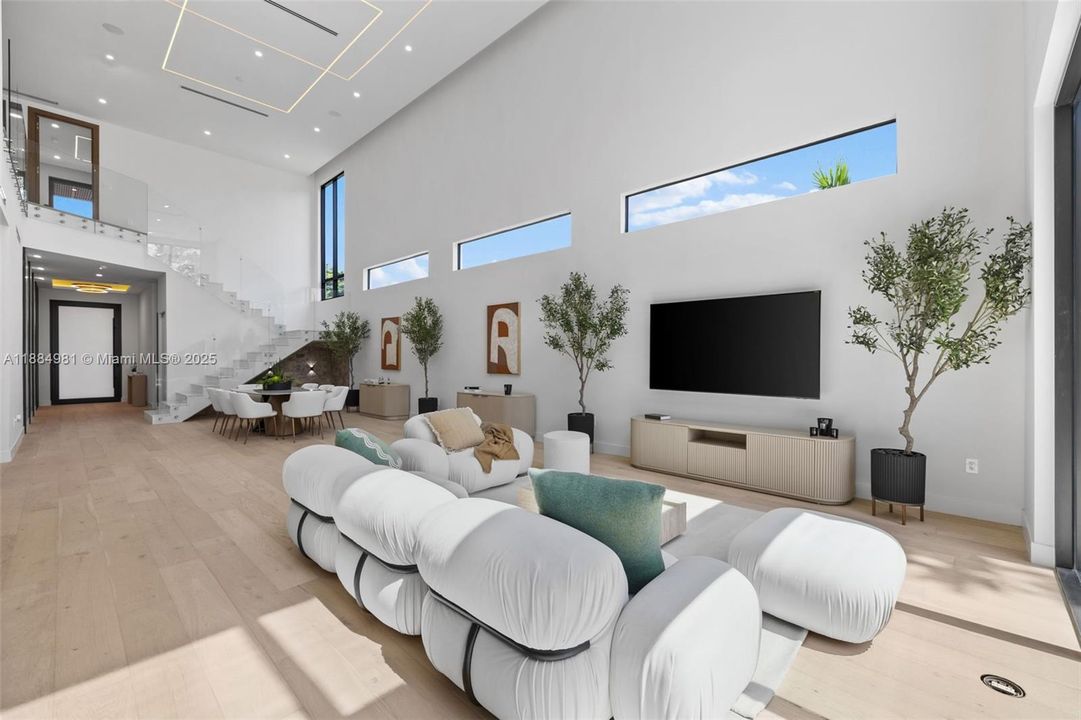 Recently Sold: $3,899,000 (6 beds, 7 baths, 4287 Square Feet)