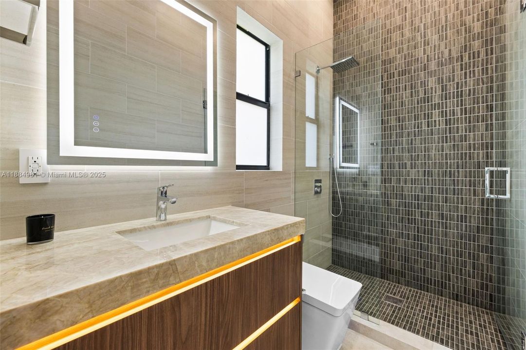 Recently Sold: $3,899,000 (6 beds, 7 baths, 4287 Square Feet)