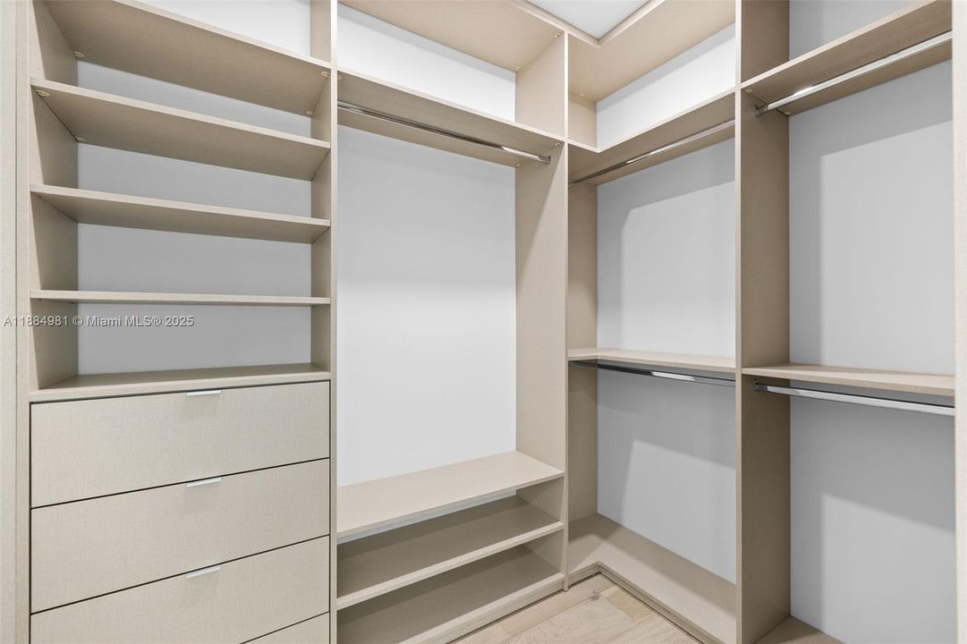 Recently Sold: $3,899,000 (6 beds, 7 baths, 4287 Square Feet)