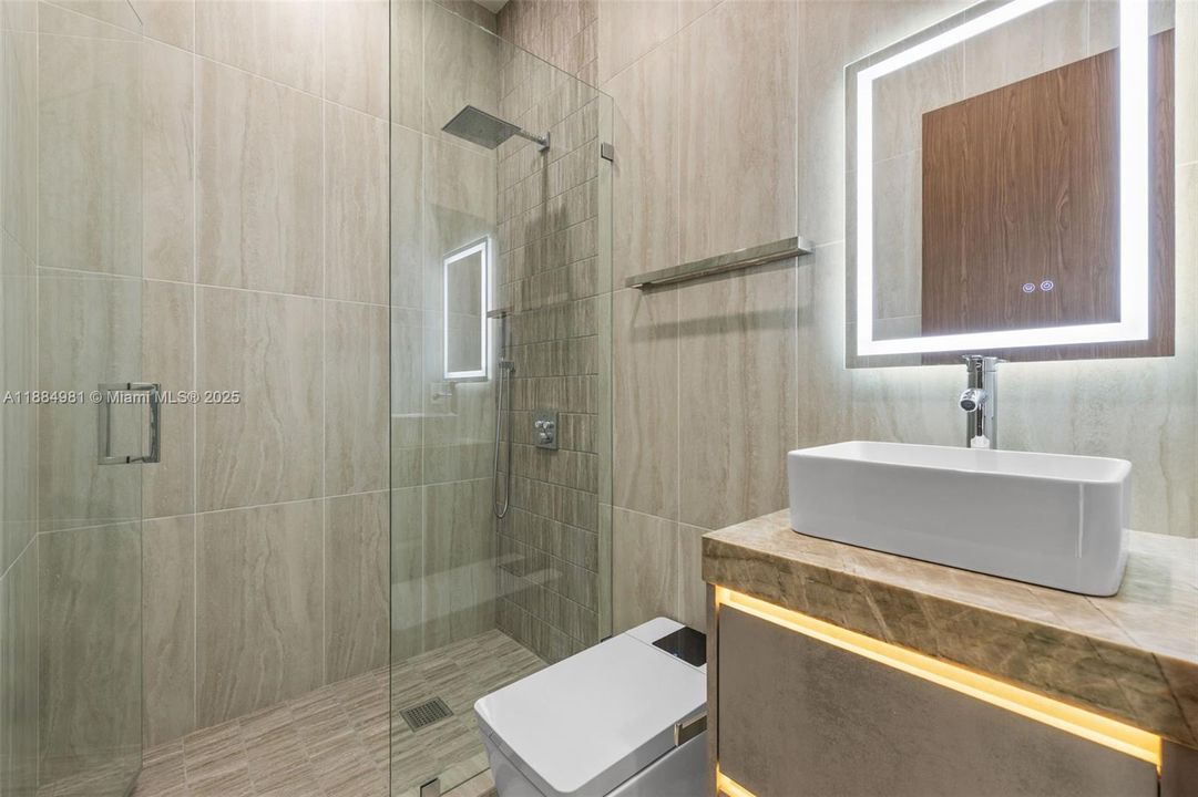 Recently Sold: $3,899,000 (6 beds, 7 baths, 4287 Square Feet)