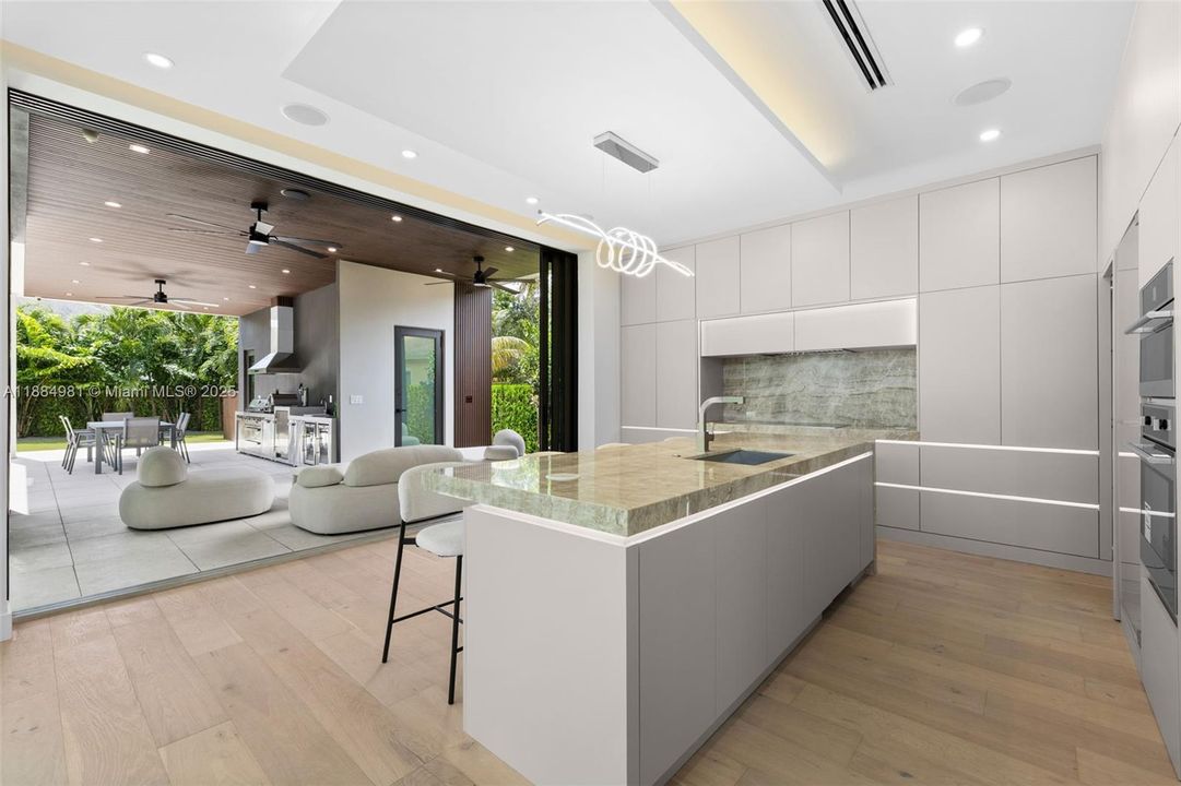 Recently Sold: $3,899,000 (6 beds, 7 baths, 4287 Square Feet)