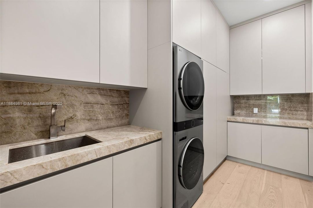 Recently Sold: $3,899,000 (6 beds, 7 baths, 4287 Square Feet)