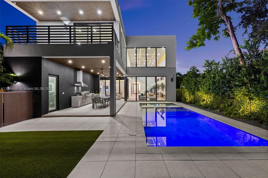 Recently Sold: $3,899,000 (6 beds, 7 baths, 4287 Square Feet)