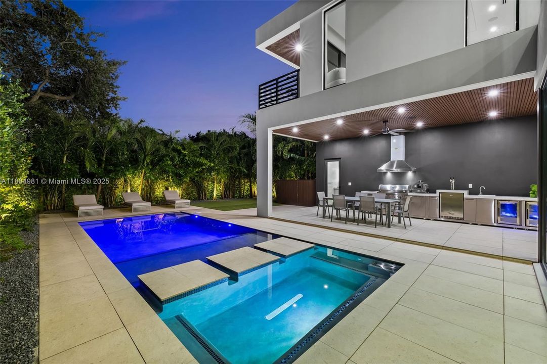 Recently Sold: $3,899,000 (6 beds, 7 baths, 4287 Square Feet)