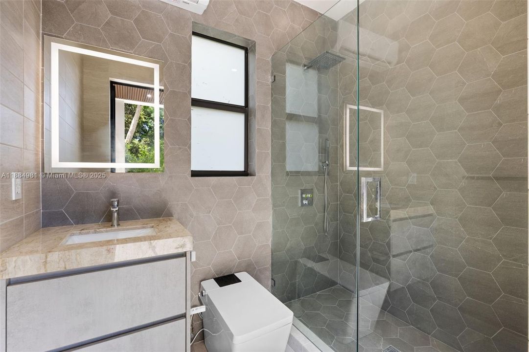 Recently Sold: $3,899,000 (6 beds, 7 baths, 4287 Square Feet)