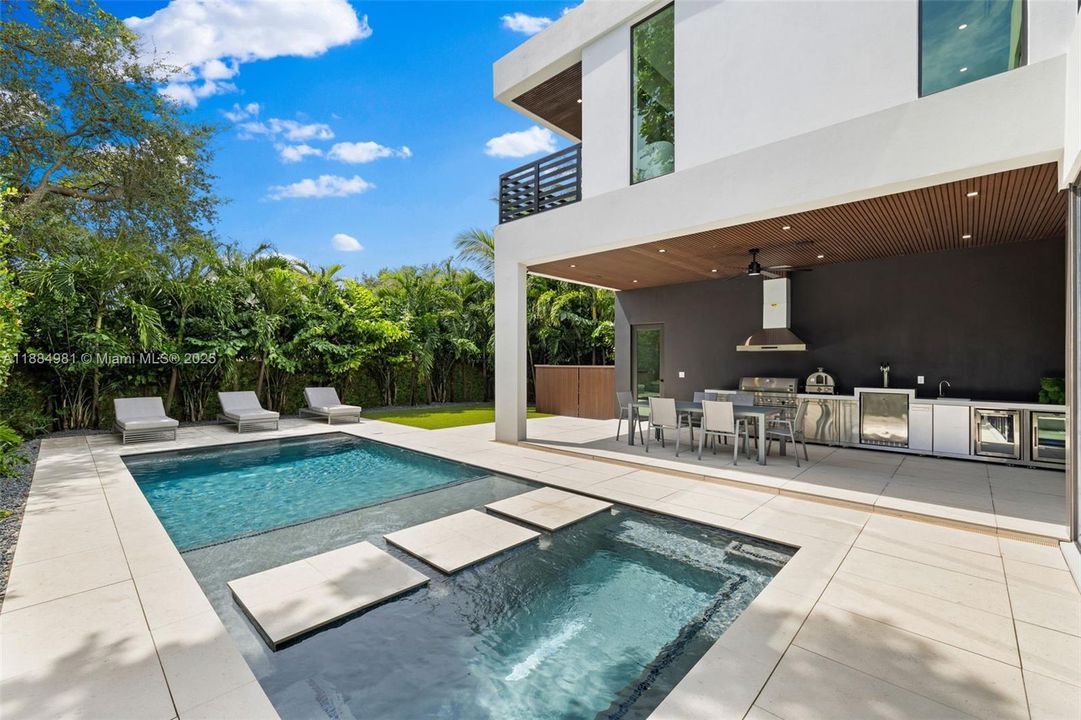 Recently Sold: $3,899,000 (6 beds, 7 baths, 4287 Square Feet)