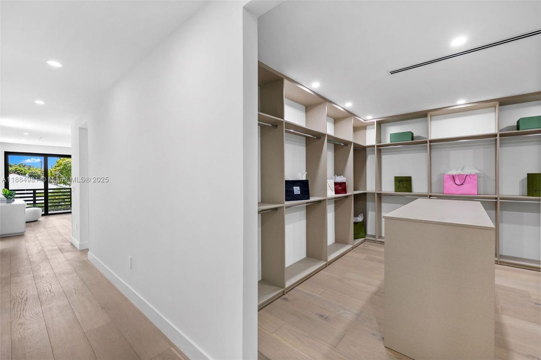 Recently Sold: $3,899,000 (6 beds, 7 baths, 4287 Square Feet)