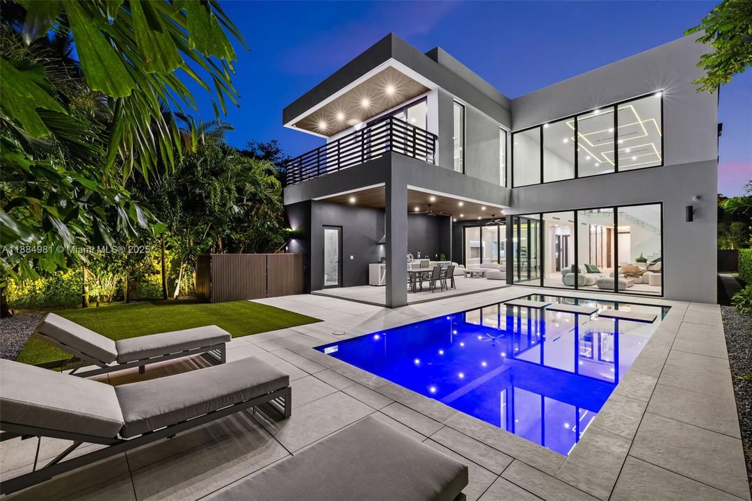 Recently Sold: $3,899,000 (6 beds, 7 baths, 4287 Square Feet)