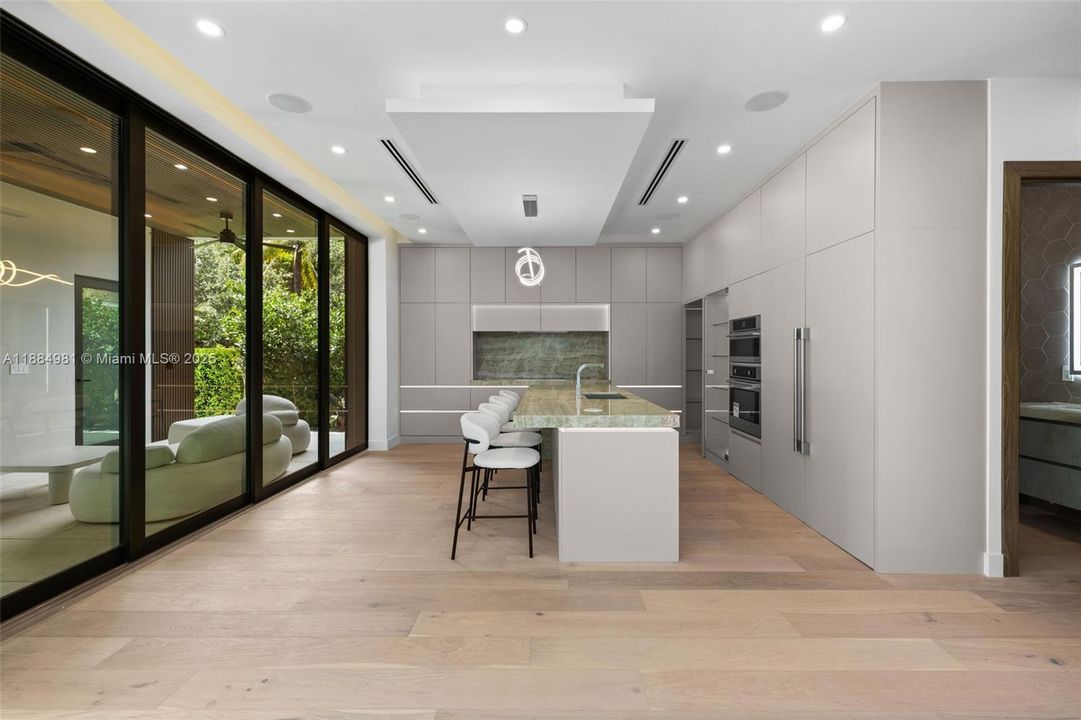 Recently Sold: $3,899,000 (6 beds, 7 baths, 4287 Square Feet)