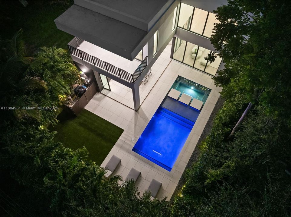 Recently Sold: $3,899,000 (6 beds, 7 baths, 4287 Square Feet)