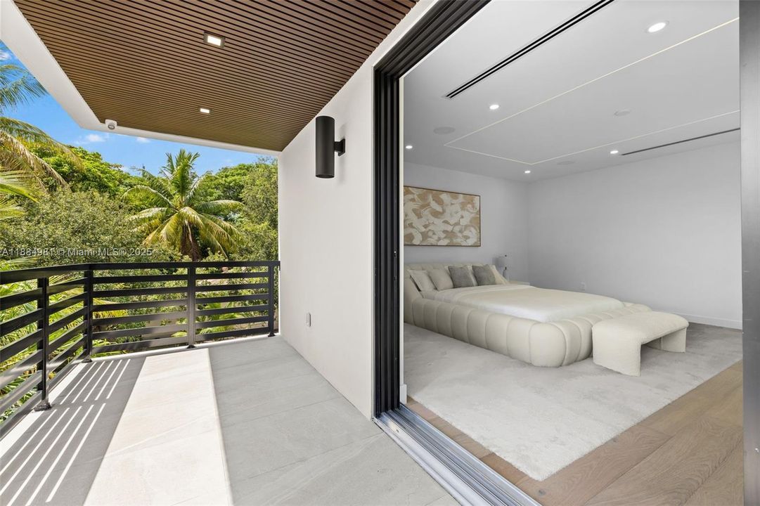 Recently Sold: $3,899,000 (6 beds, 7 baths, 4287 Square Feet)