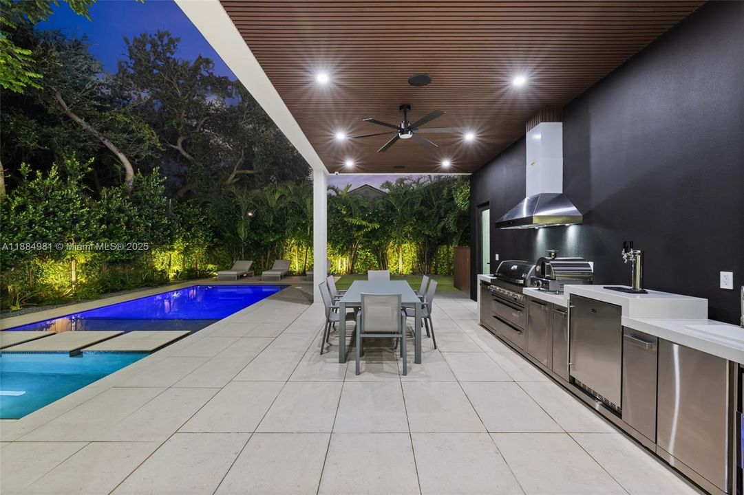 Recently Sold: $3,899,000 (6 beds, 7 baths, 4287 Square Feet)