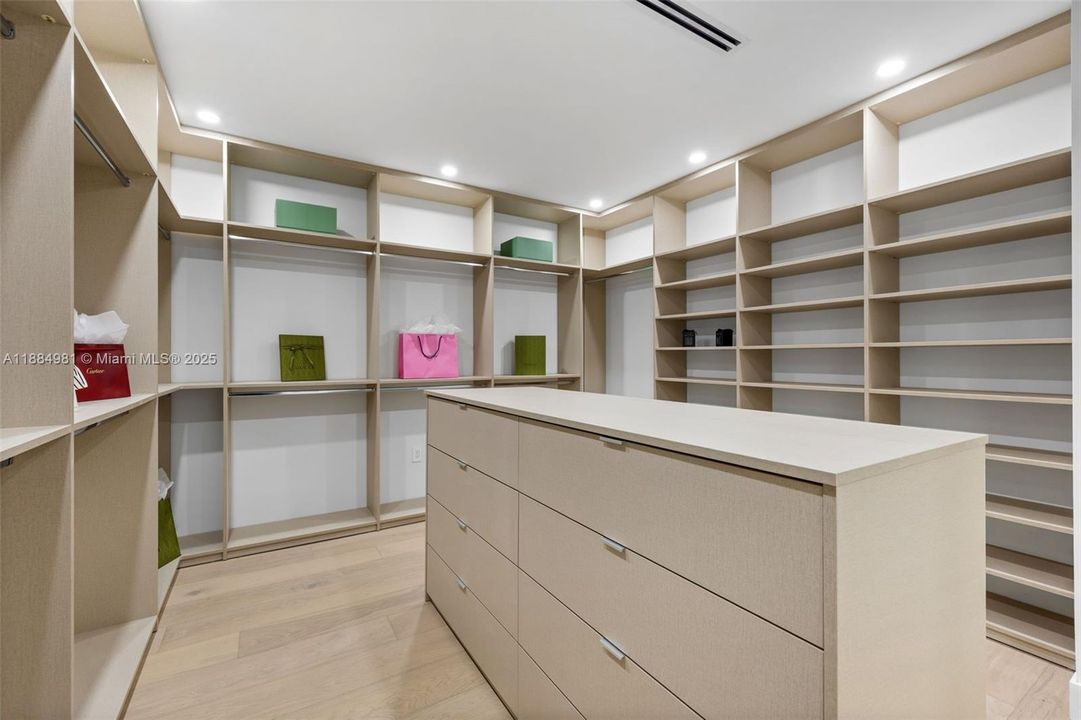 Recently Sold: $3,899,000 (6 beds, 7 baths, 4287 Square Feet)