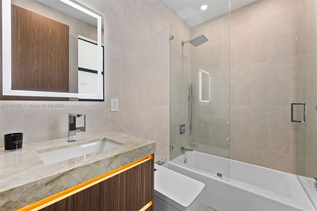 Recently Sold: $3,899,000 (6 beds, 7 baths, 4287 Square Feet)