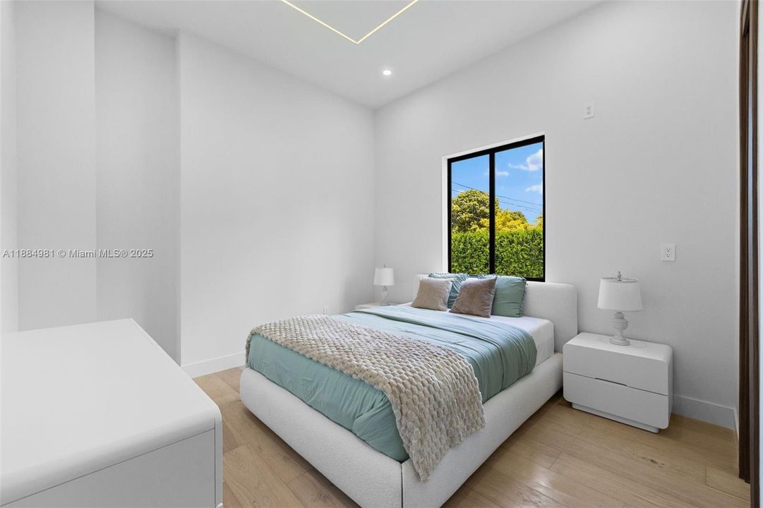 Recently Sold: $3,899,000 (6 beds, 7 baths, 4287 Square Feet)