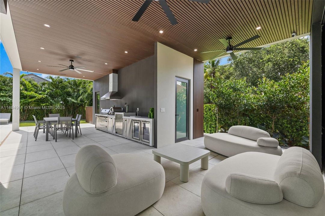 Recently Sold: $3,899,000 (6 beds, 7 baths, 4287 Square Feet)