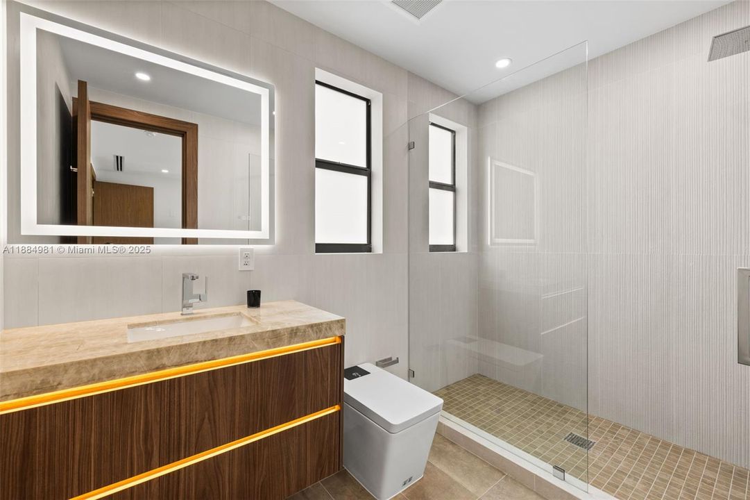 Recently Sold: $3,899,000 (6 beds, 7 baths, 4287 Square Feet)