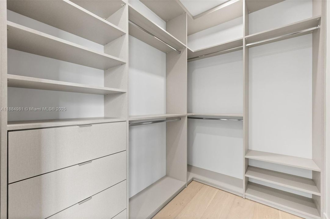 Recently Sold: $3,899,000 (6 beds, 7 baths, 4287 Square Feet)