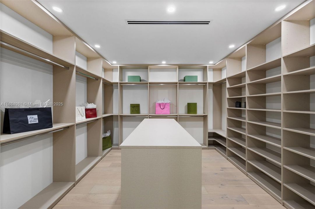 Recently Sold: $3,899,000 (6 beds, 7 baths, 4287 Square Feet)