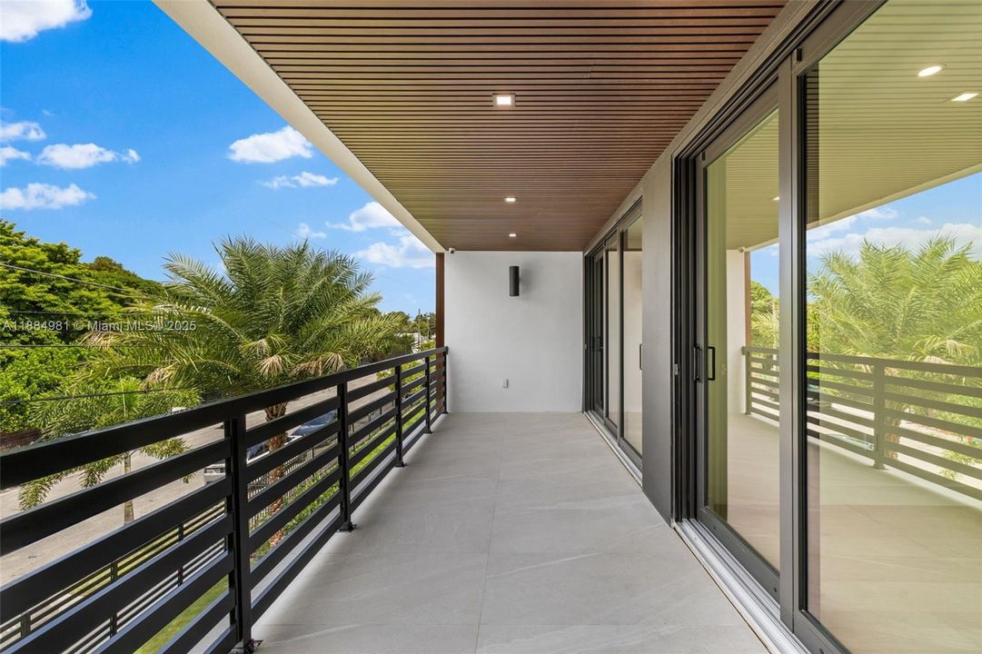 Recently Sold: $3,899,000 (6 beds, 7 baths, 4287 Square Feet)