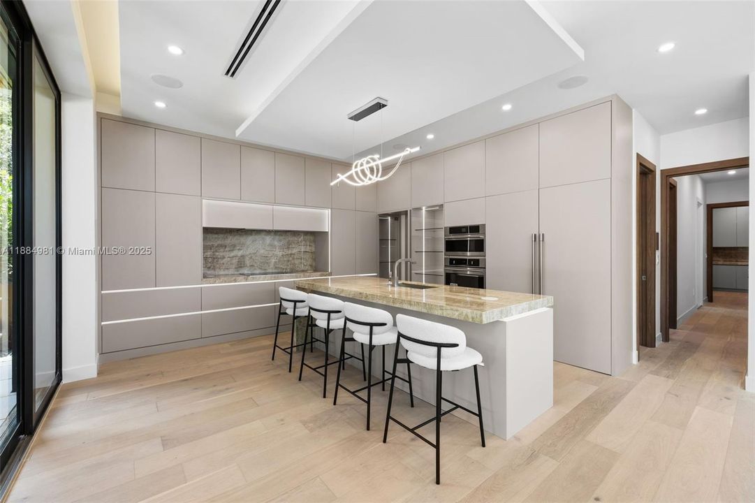 Recently Sold: $3,899,000 (6 beds, 7 baths, 4287 Square Feet)