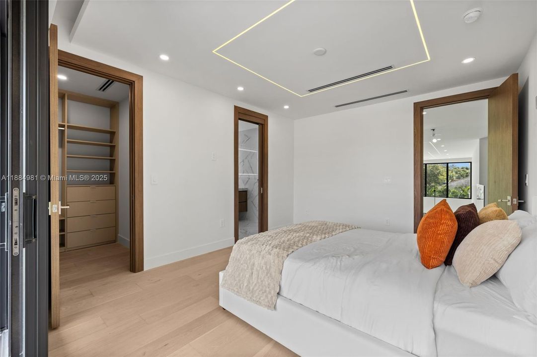 Recently Sold: $3,899,000 (6 beds, 7 baths, 4287 Square Feet)