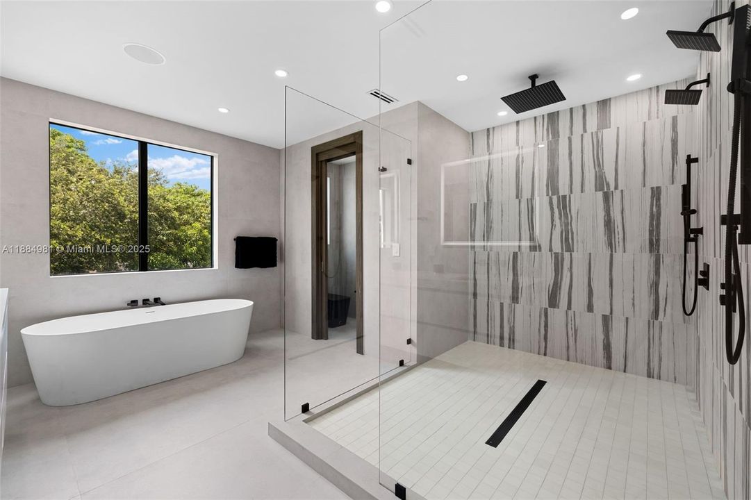 Recently Sold: $3,899,000 (6 beds, 7 baths, 4287 Square Feet)