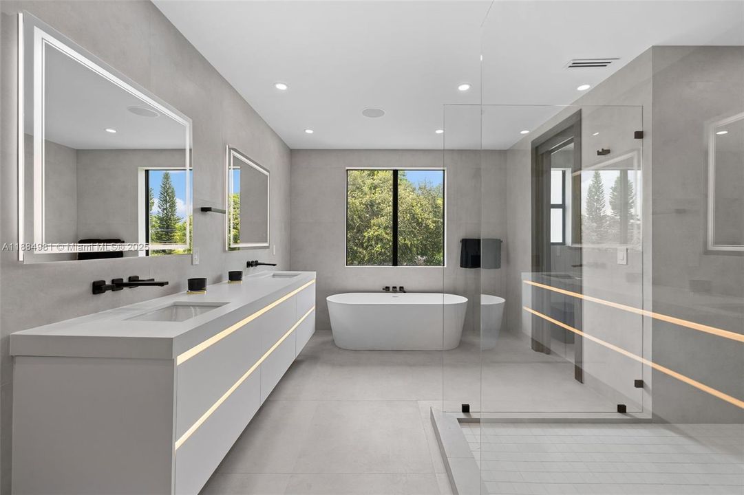 Recently Sold: $3,899,000 (6 beds, 7 baths, 4287 Square Feet)