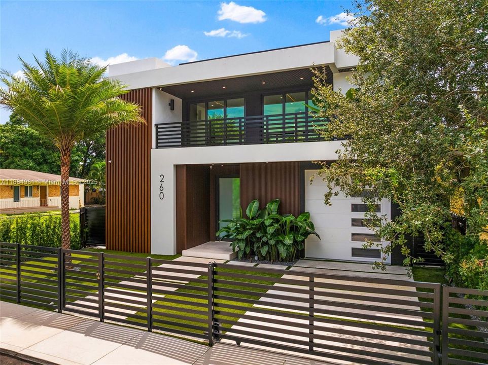 Recently Sold: $3,899,000 (6 beds, 7 baths, 4287 Square Feet)