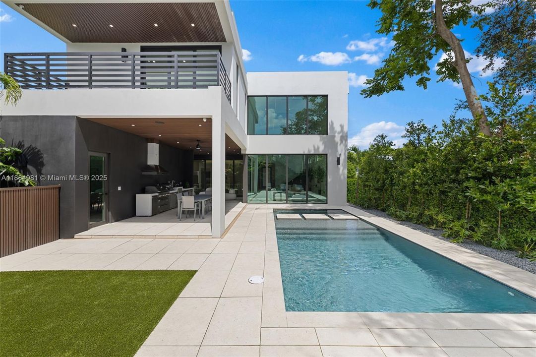 Recently Sold: $3,899,000 (6 beds, 7 baths, 4287 Square Feet)