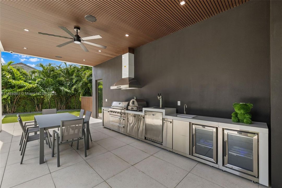 Recently Sold: $3,899,000 (6 beds, 7 baths, 4287 Square Feet)