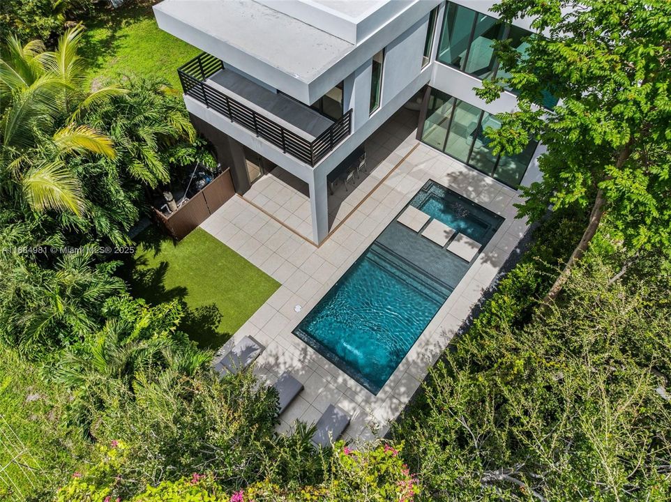 Recently Sold: $3,899,000 (6 beds, 7 baths, 4287 Square Feet)