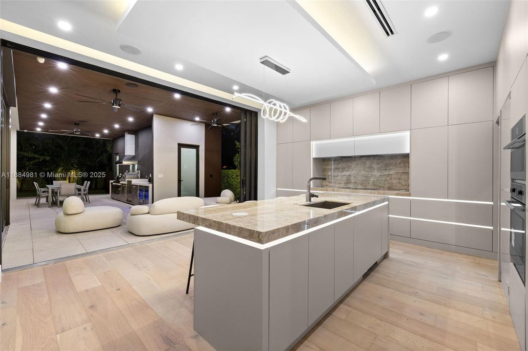 Recently Sold: $3,899,000 (6 beds, 7 baths, 4287 Square Feet)