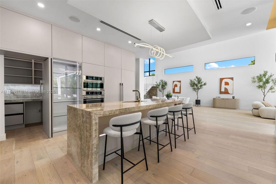 Recently Sold: $3,899,000 (6 beds, 7 baths, 4287 Square Feet)