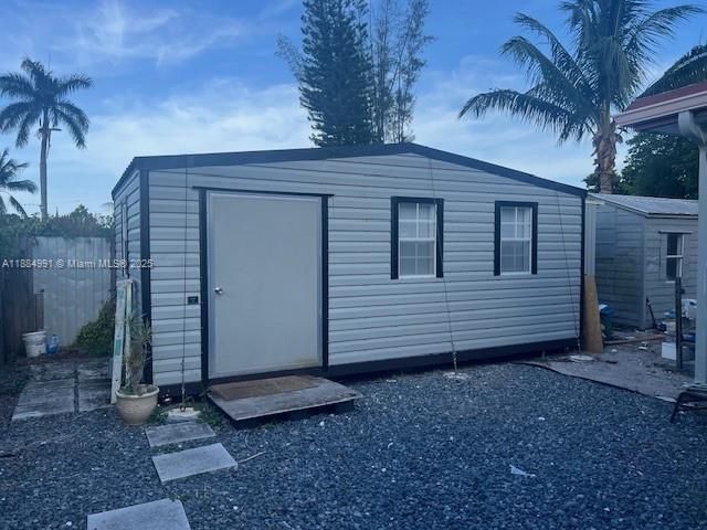 Active With Contract: $1,300 (1 beds, 1 baths, 1280 Square Feet)