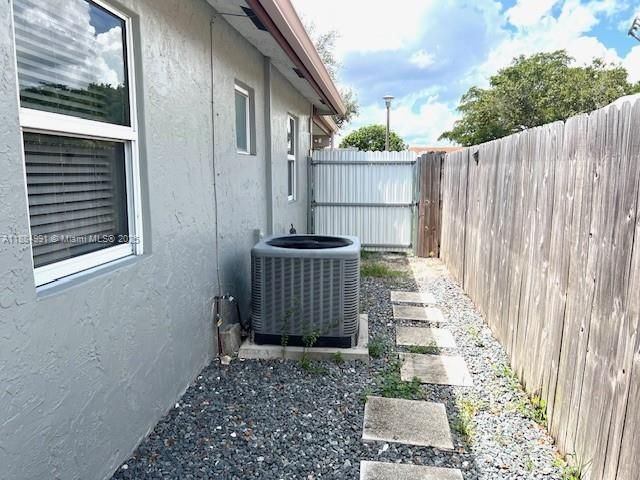 Active With Contract: $1,300 (1 beds, 1 baths, 1280 Square Feet)