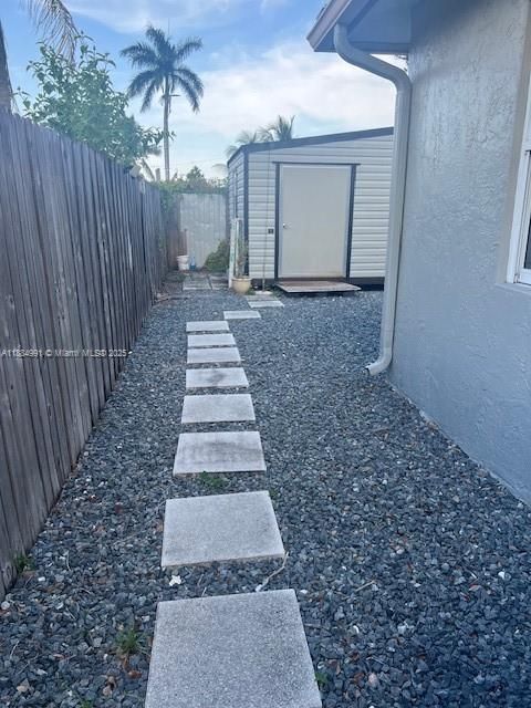 Active With Contract: $1,300 (1 beds, 1 baths, 1280 Square Feet)