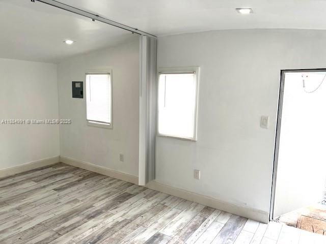 Active With Contract: $1,300 (1 beds, 1 baths, 1280 Square Feet)