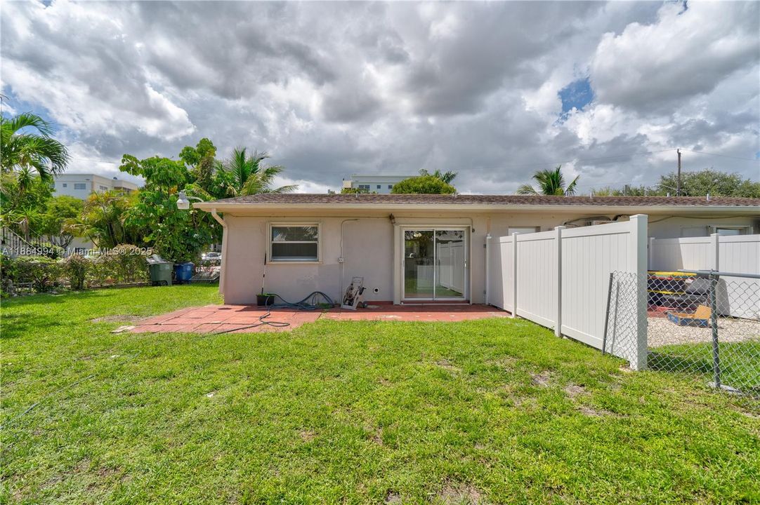 Recientemente alquilado: $2,200 (2 camas, 1 baños, 2468 Pies cuadrados)