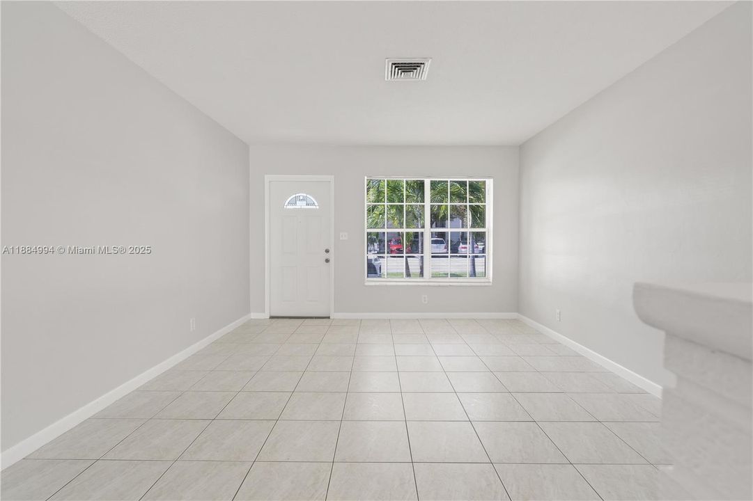 Recientemente alquilado: $2,200 (2 camas, 1 baños, 2468 Pies cuadrados)